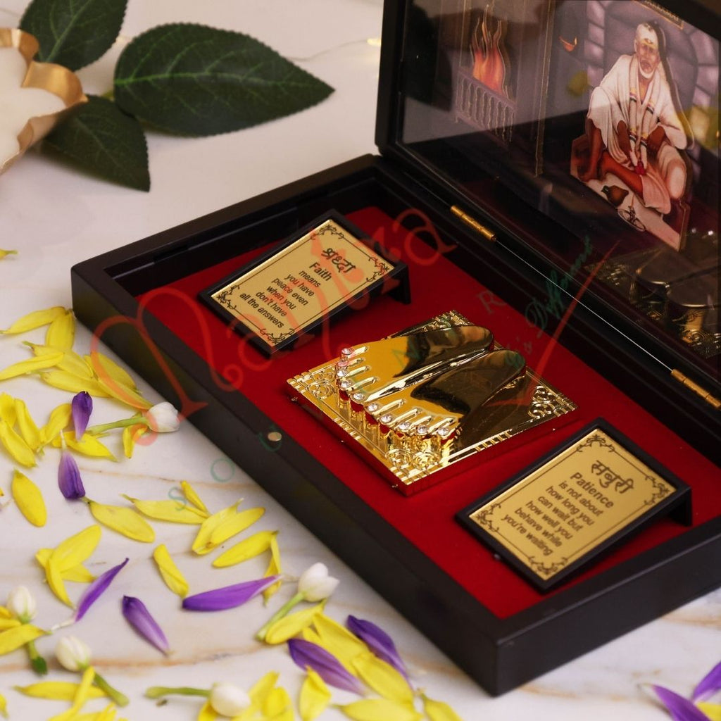 3D Gold Plated Shirdi Sai Baba Dwarkamai Charan Paduka Box – Premium ABS Polymer Shirdi Souvenir for Home & Office – Divine Blessing Gift with Faith & Patience Quotes