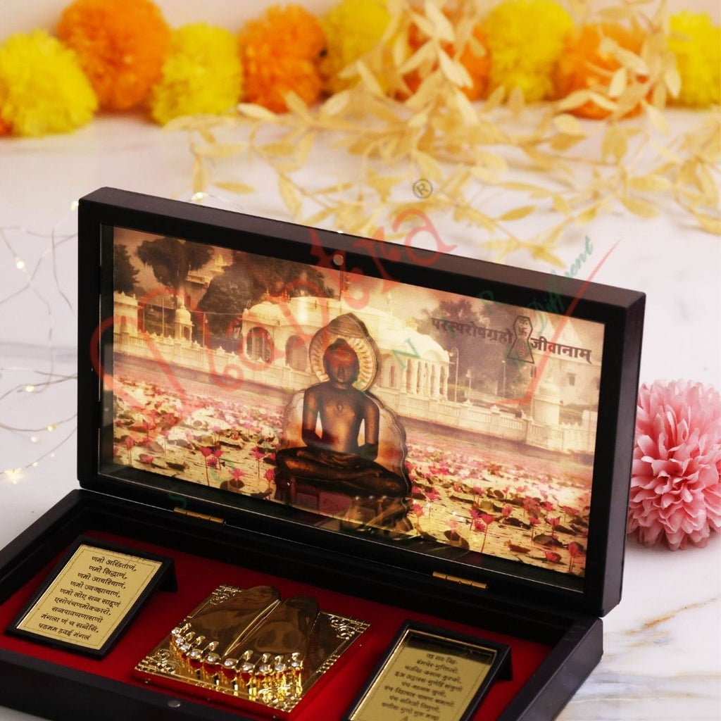 3D Gold Plated Digambar Bhagwan Charan Paduka Frame Box – Premium ABS Polymer Jain Tirth Souvenir – Divine Digambar Monk Blessing Gift for Home Mandir & Office