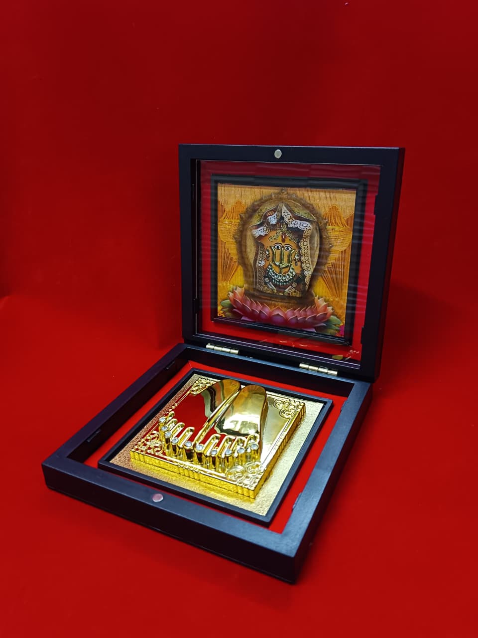 3D Jai Dadi Ki Charan Paduka Decorative Gift Box Golden Charan Paduka Religious Showpiece Mandir Decoration Pooja Room Decor Spiritual Gift Temple Decor Divine Blessing Home Office Decoration Festival Housewarming Gift