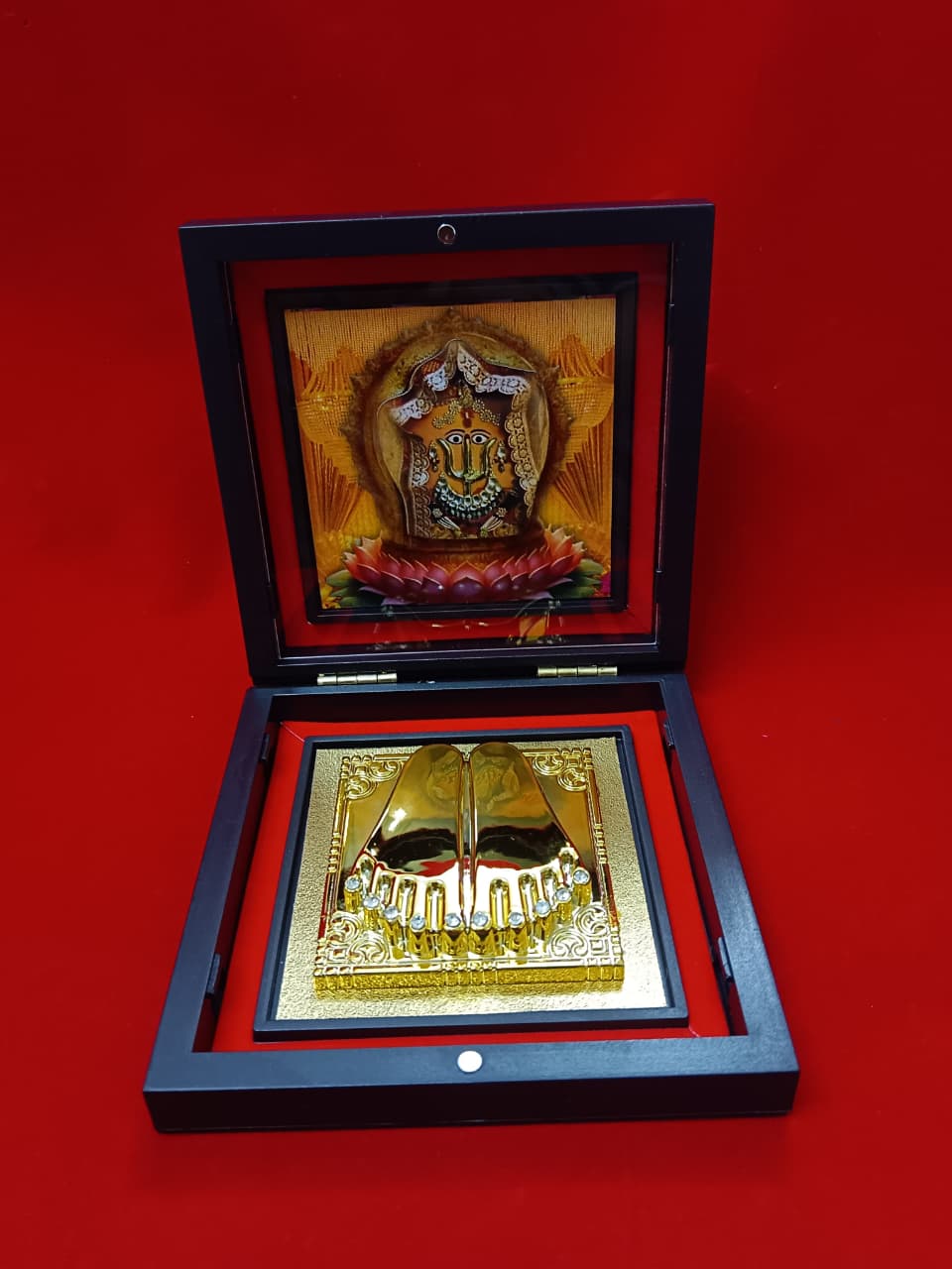 3D Jai Dadi Ki Charan Paduka Decorative Gift Box Golden Charan Paduka Religious Showpiece Mandir Decoration Pooja Room Decor Spiritual Gift Temple Decor Divine Blessing Home Office Decoration Festival Housewarming Gift